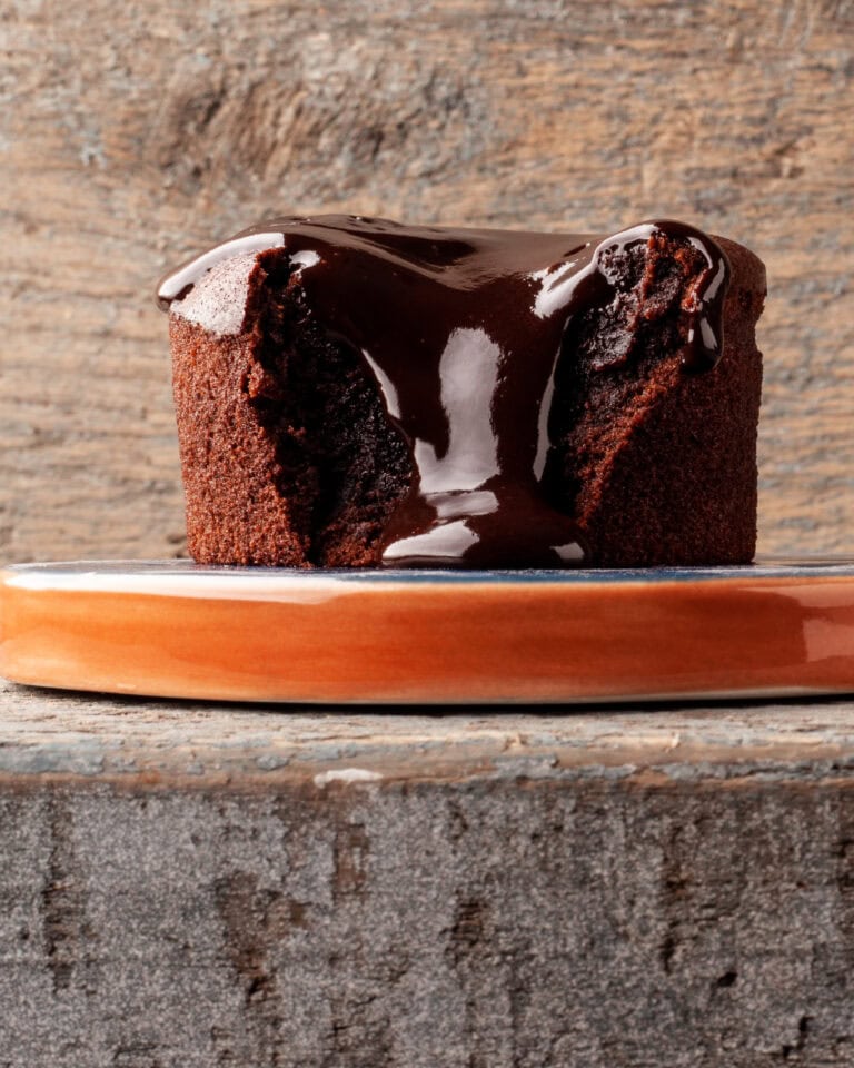 fondant au chocolat dans une assiette orange, vue sur le chocolat coulant au coeur du gateau