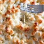 macaroni au fromage gratiné avec fourchette et fromage coulant