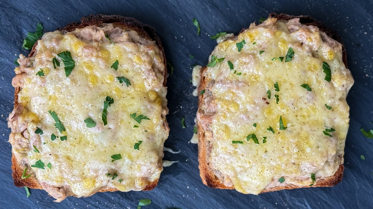 2 croques au thon avec fromage fondu sur une ardoise