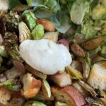 vinaigrette cesar maison sur une salade avec croûtons et bacon