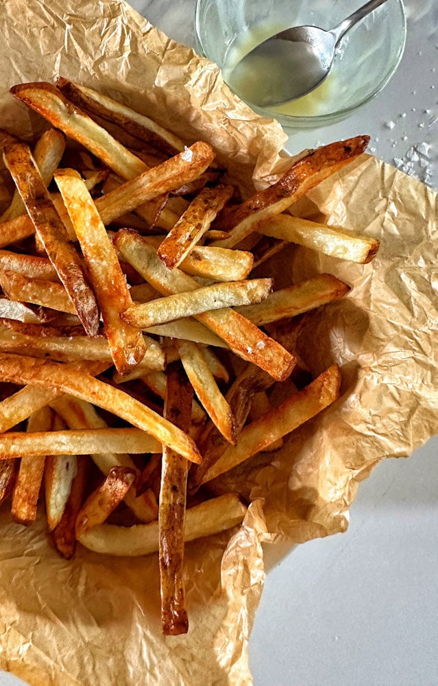 frites croustillantes sur du papier avec graisse de canard