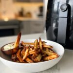 frites croustillantes dans un bol avec mayonnaise devant un air fryer