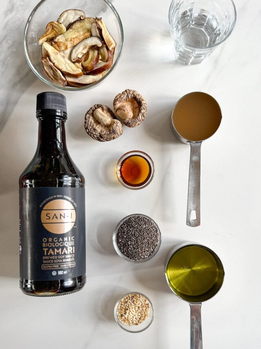 ingrédients vinaigrette asiatique sur comptoir: sauve Tamari, champignons shiitake, graines de chia et sésame et autres