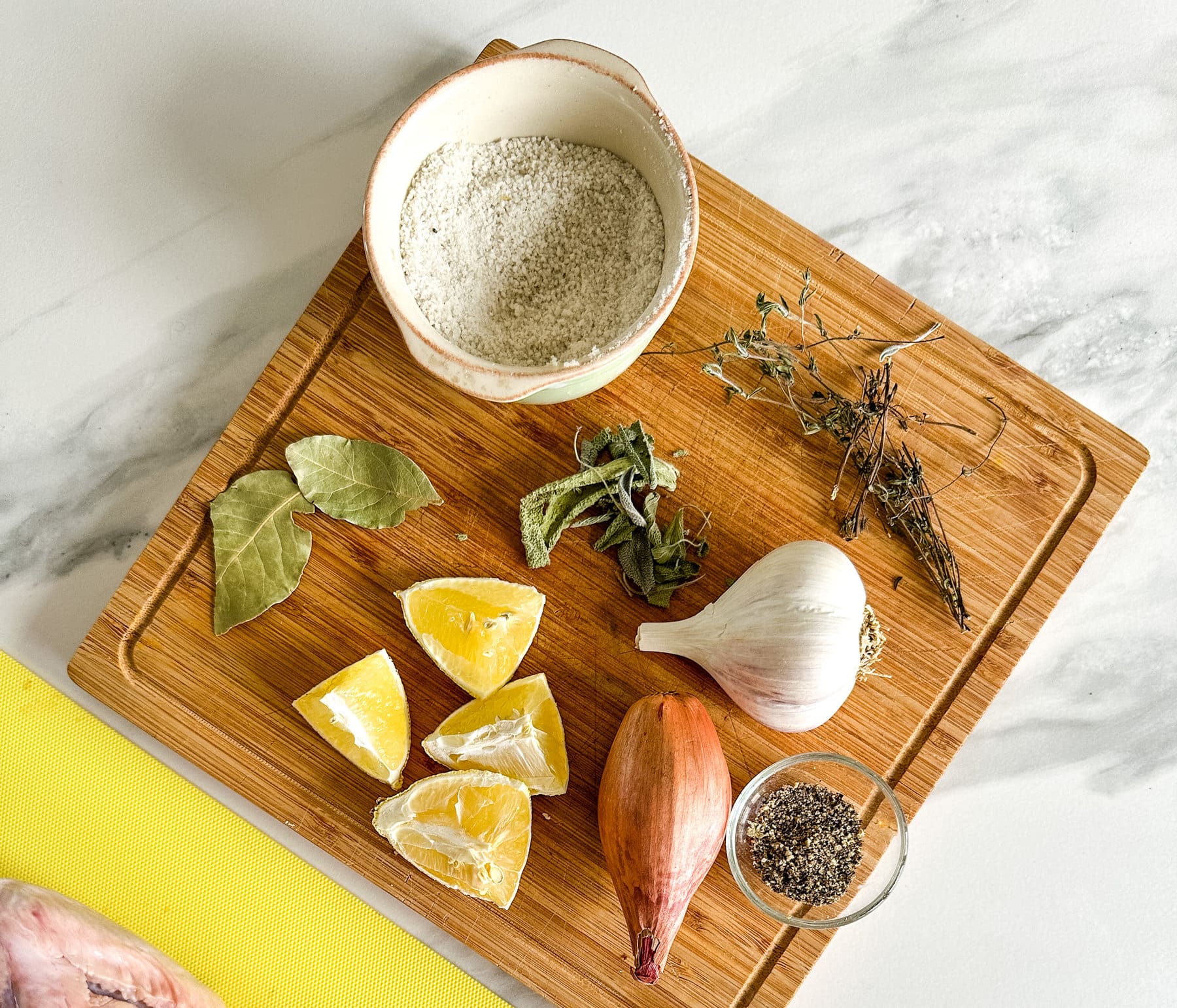 assaisonnement et aromates pour poulet rôti air fryer: citron, ail, herbes, échalote, sel