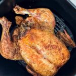 poulet entier rôti dans le panier du air fryer