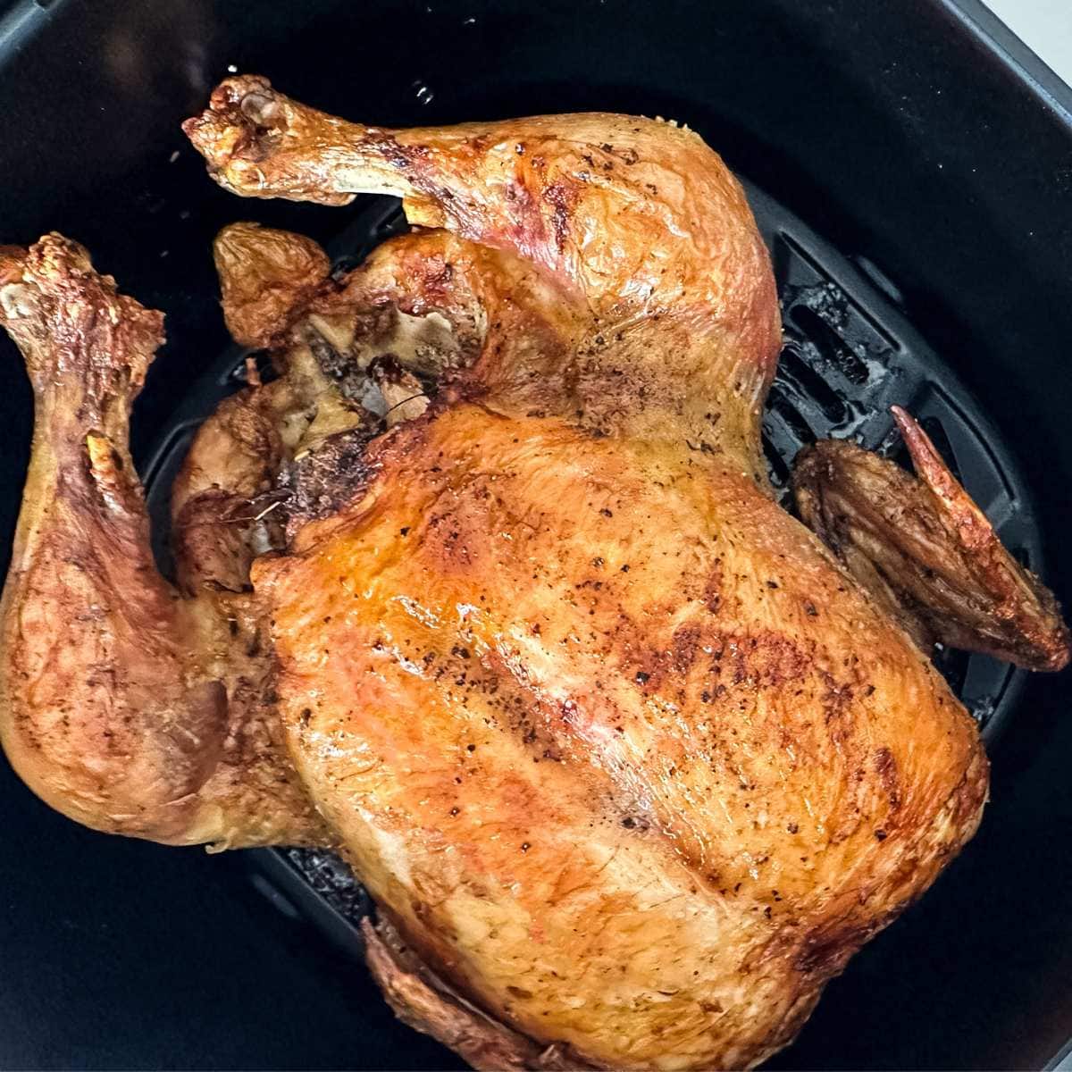 poulet entier rôti dans le panier du air fryer