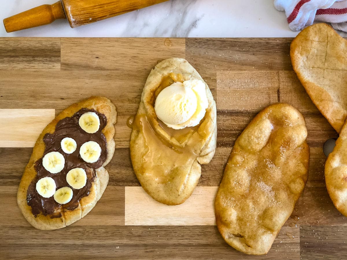 queue de castor maison, trois queues de castor garnies sur une planche