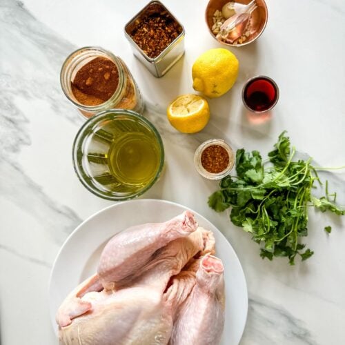 poulet portugais sauce piri piri ingrédients sur un comptoir blanc