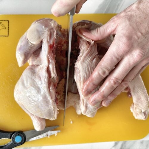 couper un poulet en deux