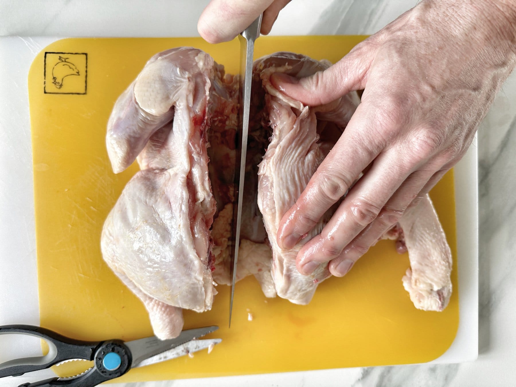 couper un poulet en deux