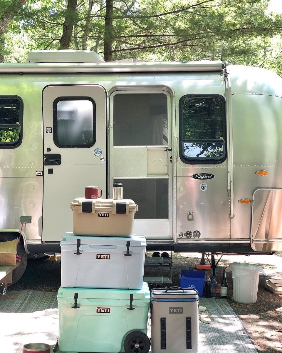 glacières Yeti devant une caravane Airstream