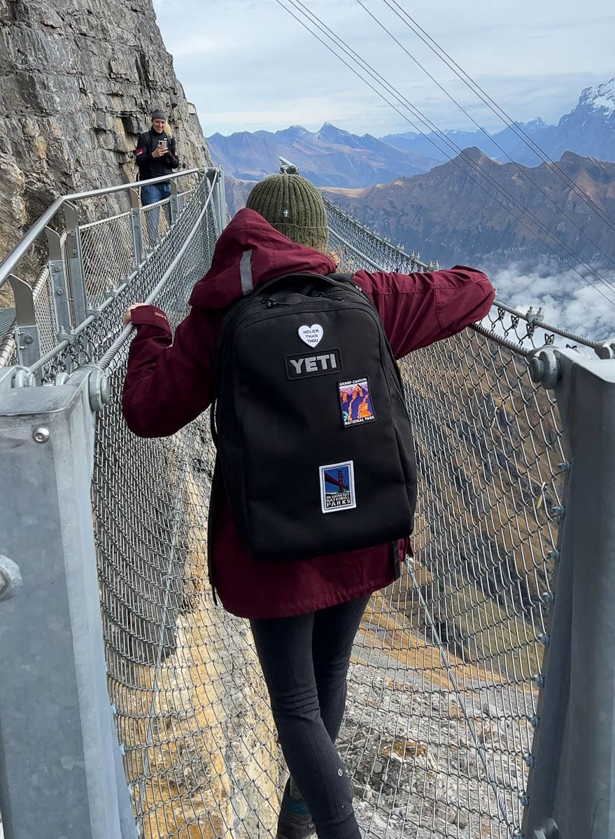 Manon Lapierre en Suisse avec sac à dos Yeti sur le dos