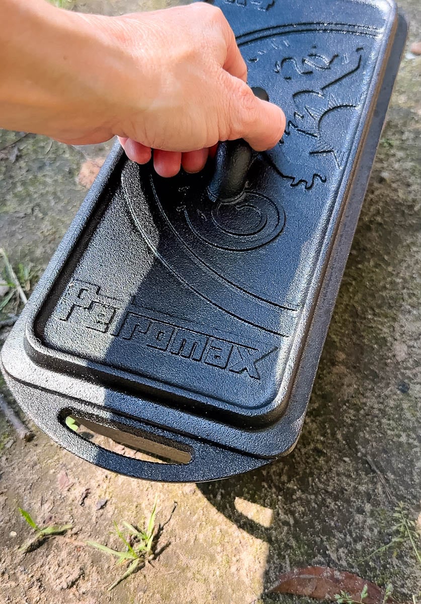 pain qui tient un moule à pain petromax