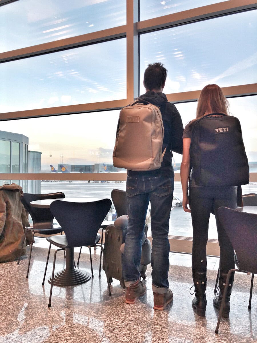 Manon et Lionel à l'aéroport avec sac à dos Yeti