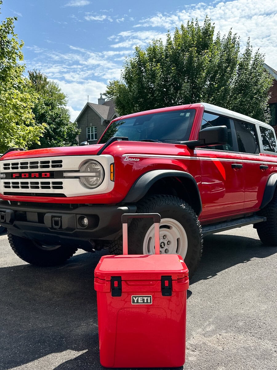 Glacière Yeti devant un ford Bronco