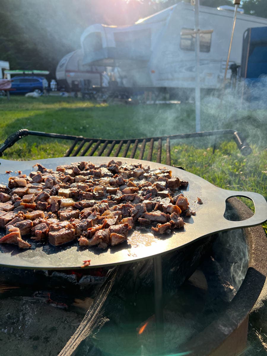 brasero petromax sur le feu en camping