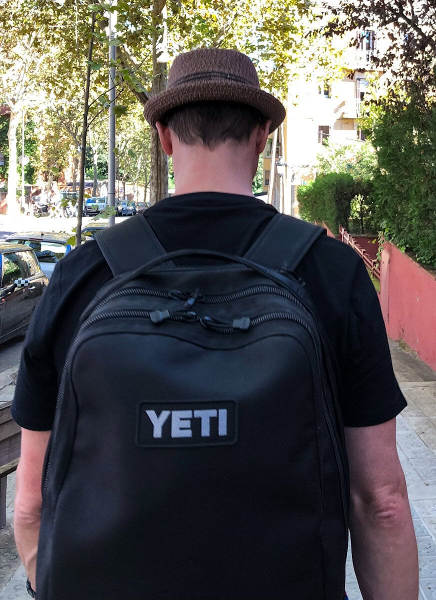 sac a dos Yeti sur le dos de Lionel en voyage