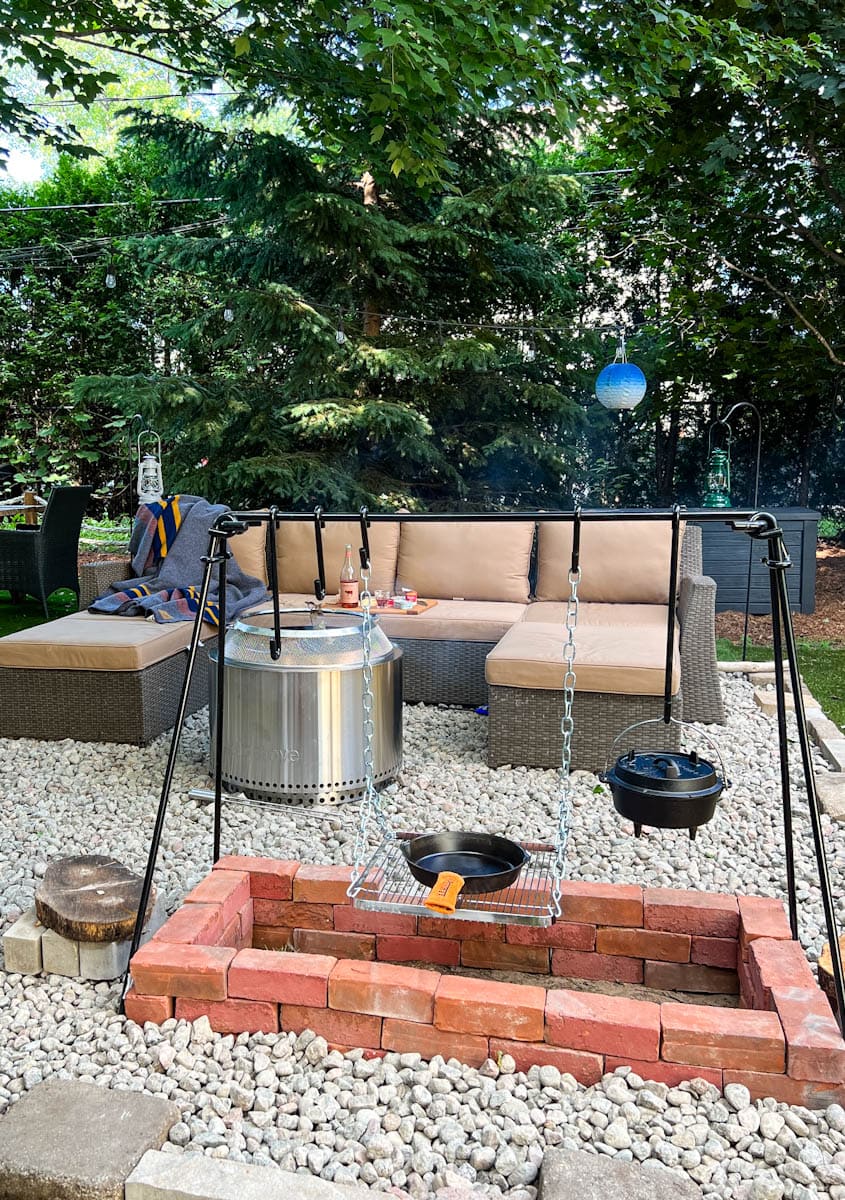 zone de cuisson sur le feu avec outils petromax