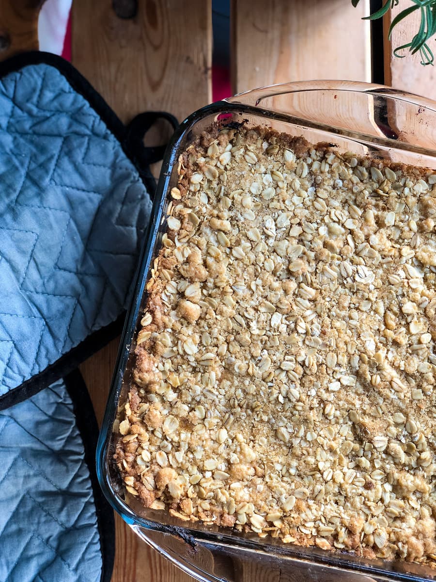 carrés aux dattes dans le moule 