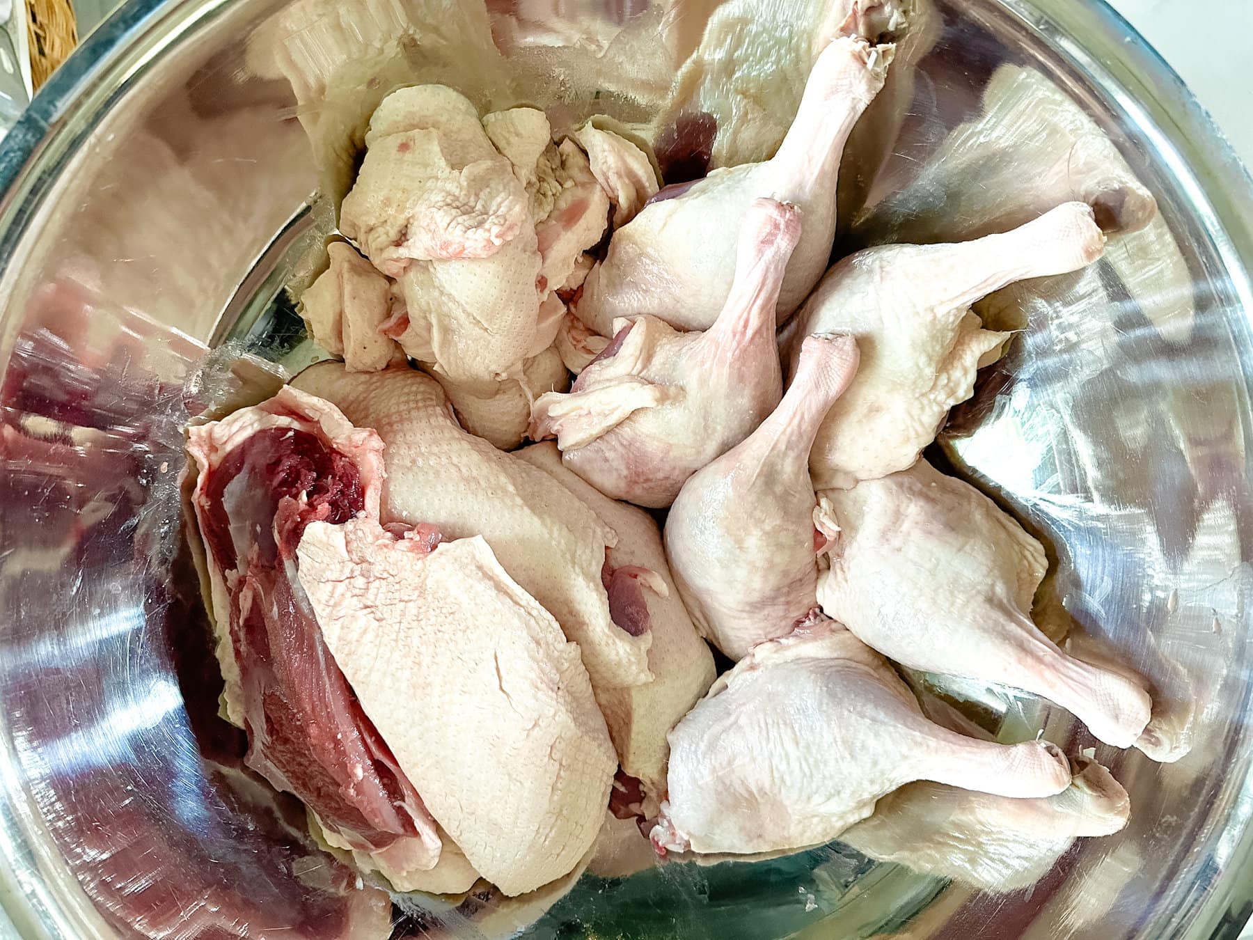 morceaux de canard entier cru dépecé et prêt à cuisiner