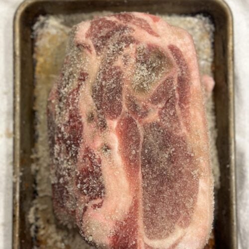 épaule de porc en saumure sel et sucre sur une plaque