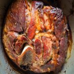 rôti d'épaule de porc caramélisé dans cocotte au four