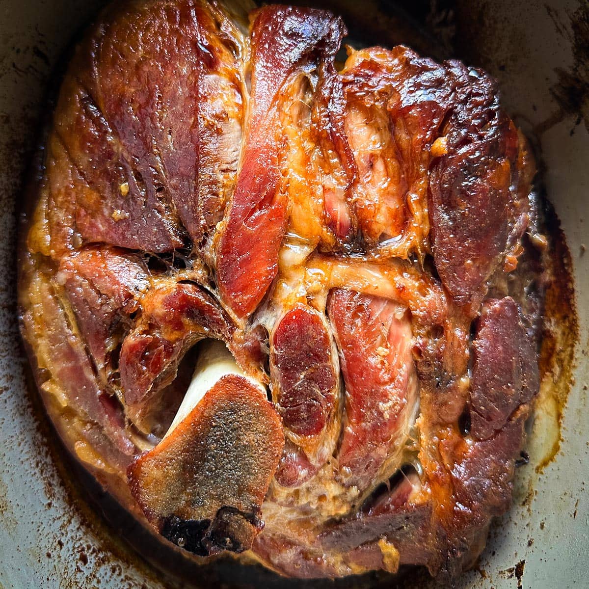 rôti d'épaule de porc caramélisé dans cocotte au four