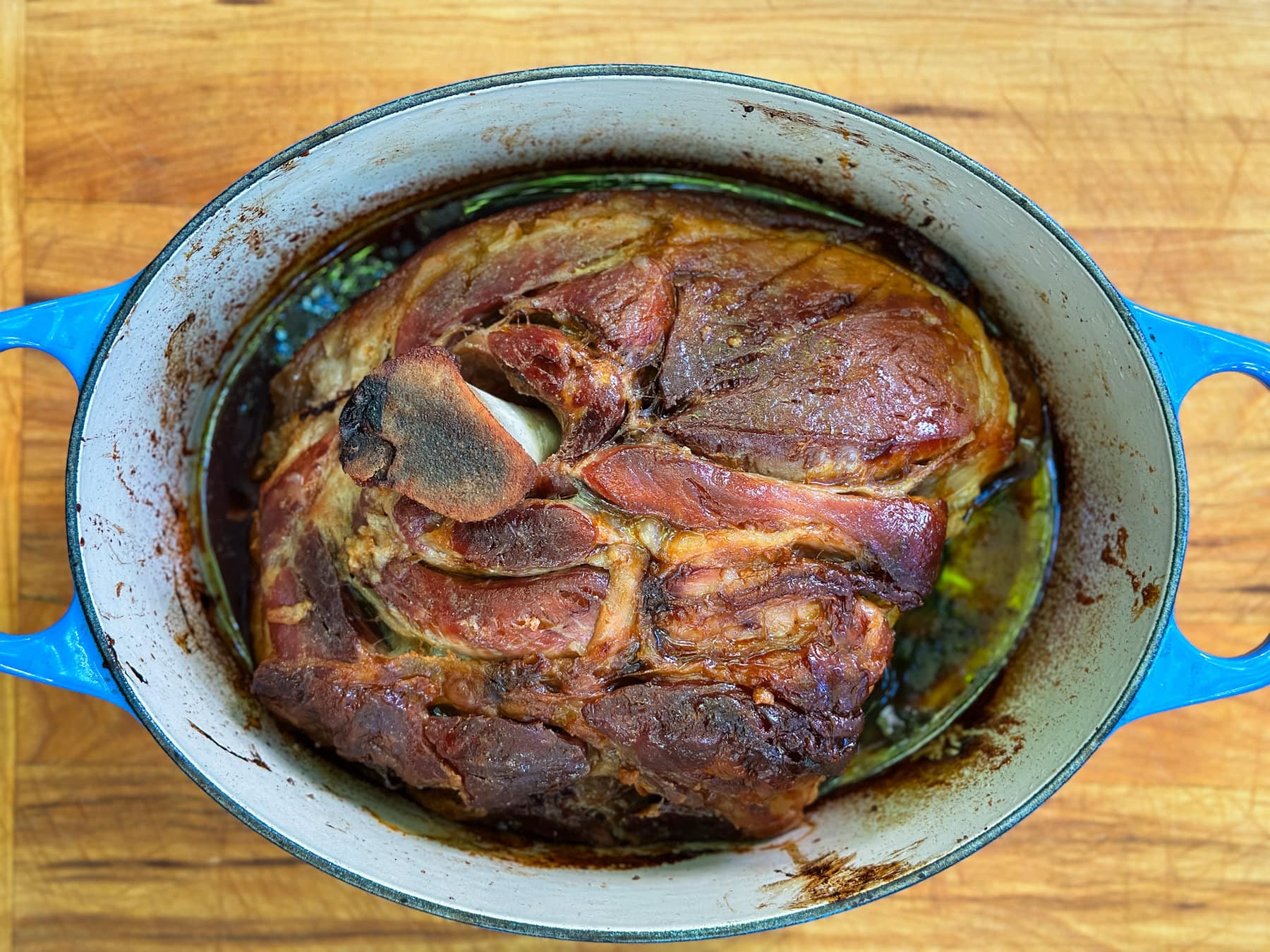 épaule de porc bien grillée dans une cocotte prête à effilocher