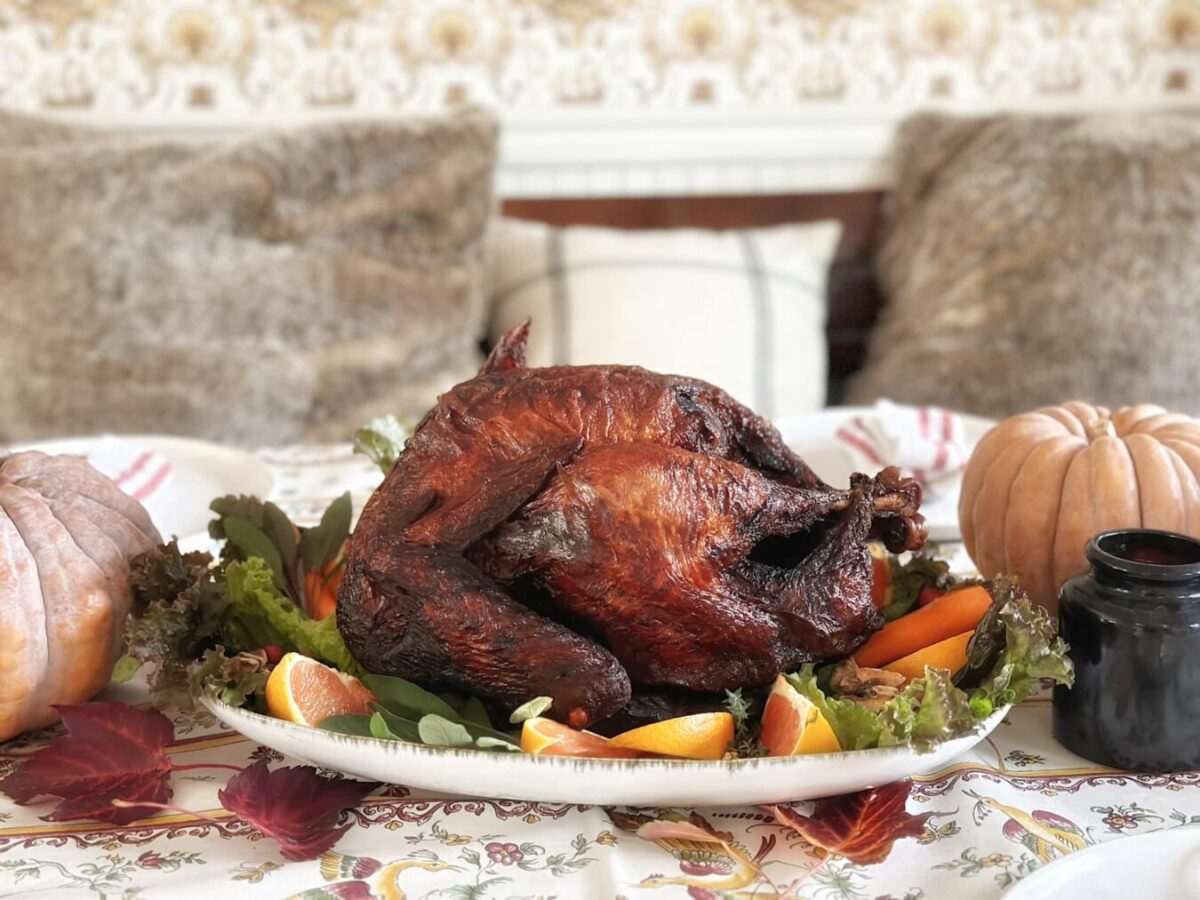 Dinde frite entière bien grillée au centre de la table de l'action de grâce