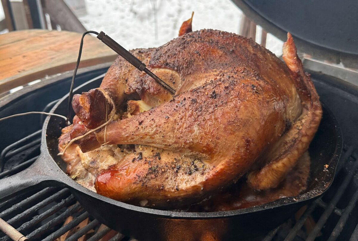 dinde fumée au bbq dans une poêle en fonte dans big green egg