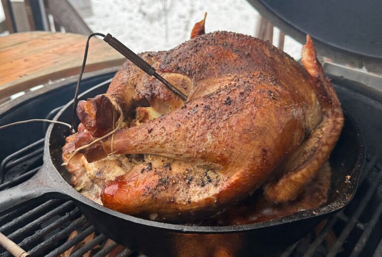 dinde fumée au bbq dans une poêle en fonte dans big green egg