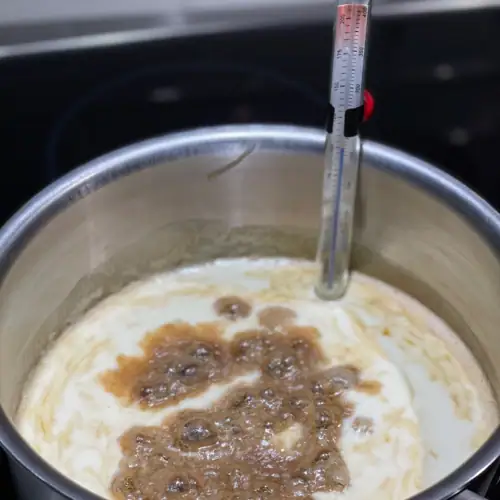 fudge erable dans une casserole en train de cuire avec thermometre