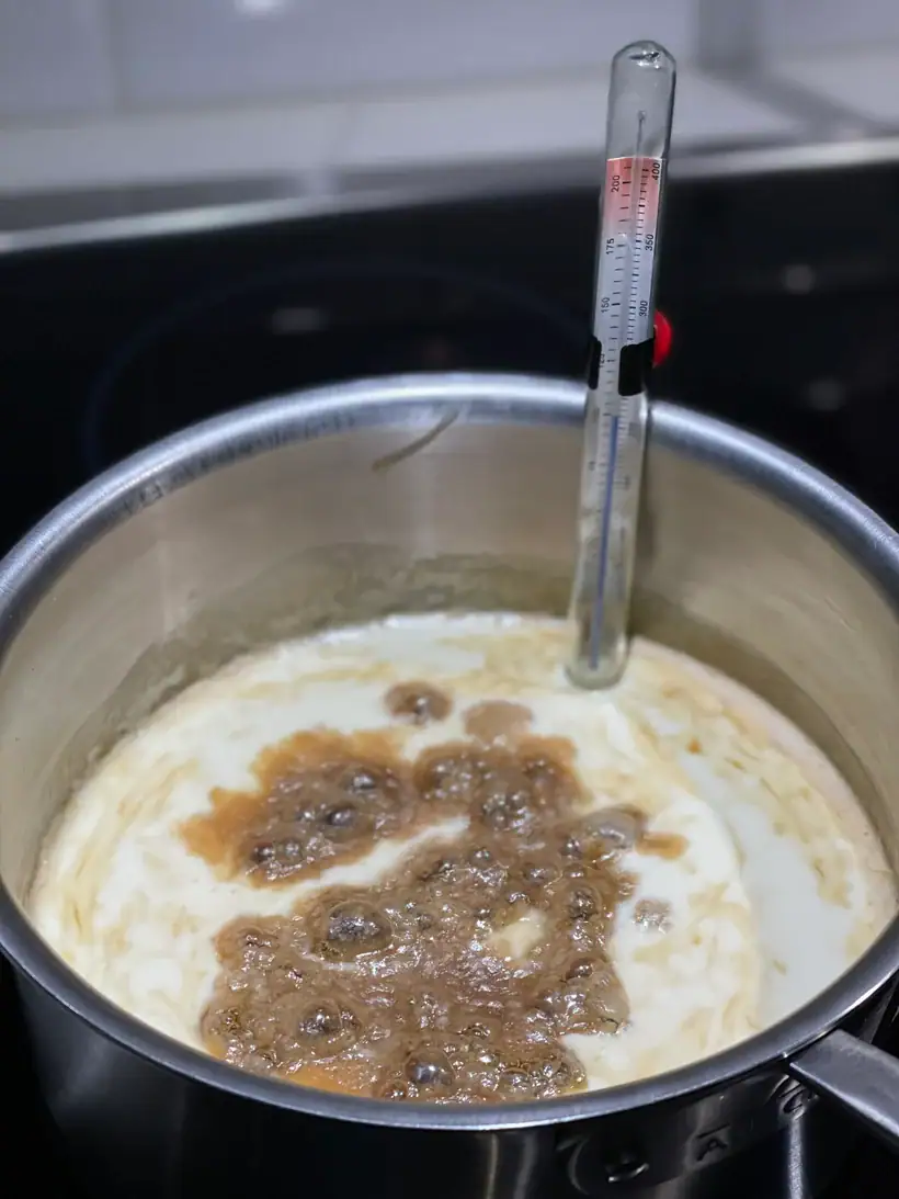 fudge erable dans une casserole en train de cuire avec thermometre