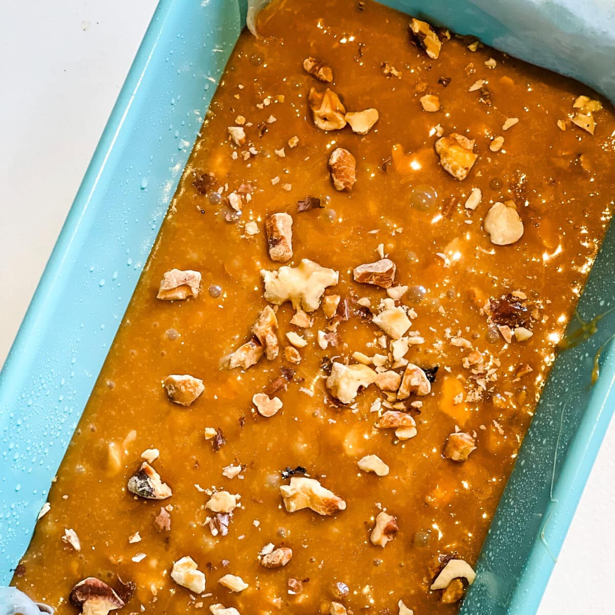 fudge érable et noix maison dans un moule turquoise