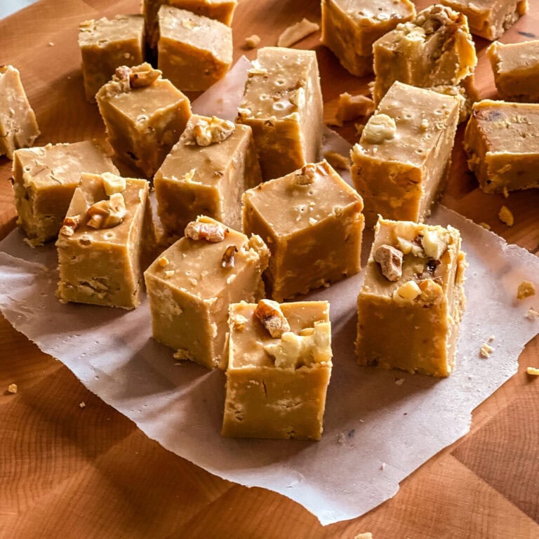 fudge érable et noix en gros dés sur papier ciré