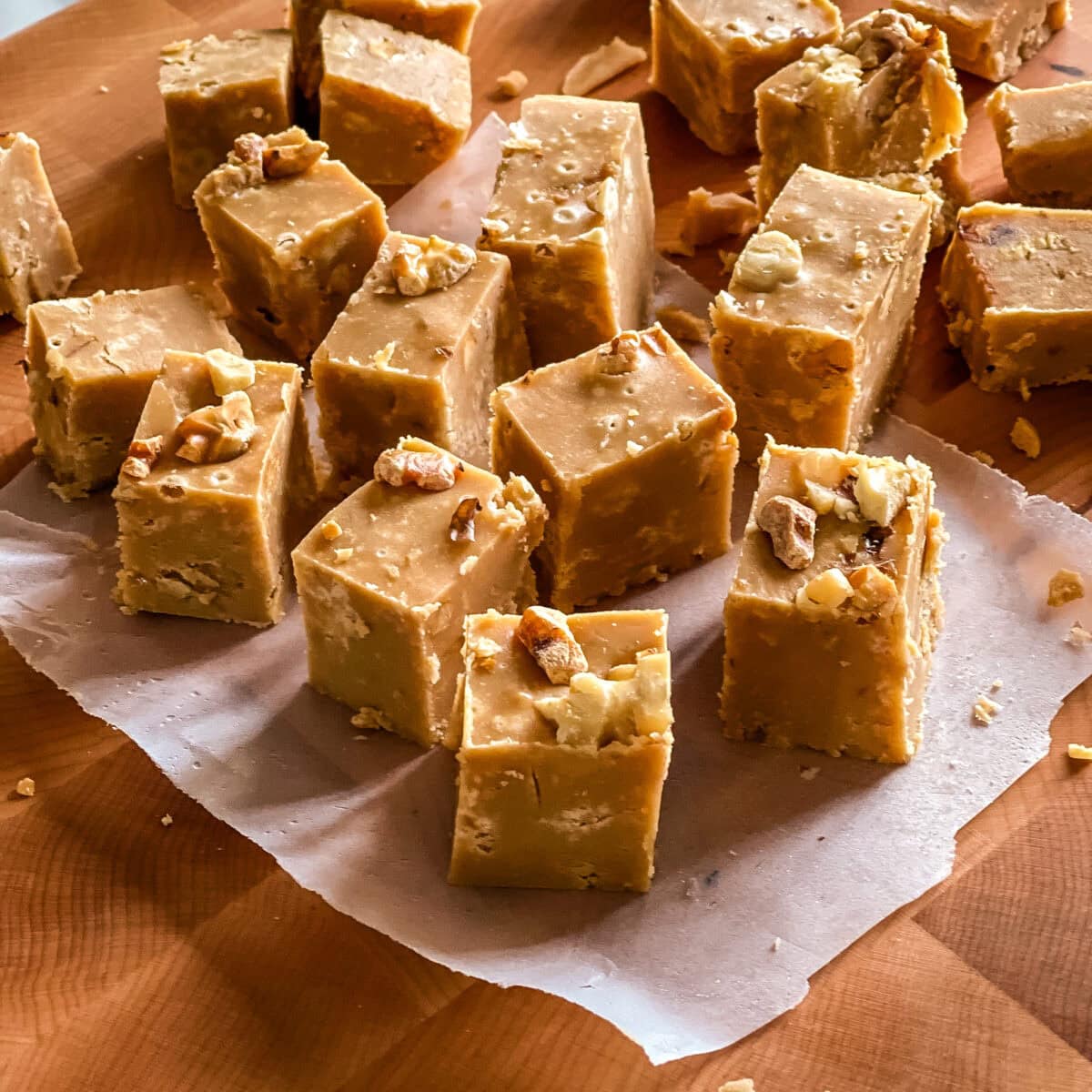 fudge érable et noix en gros dés sur papier ciré