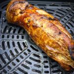 filet de porc mariné teriyaki entier grillé dans le panier du air fryer
