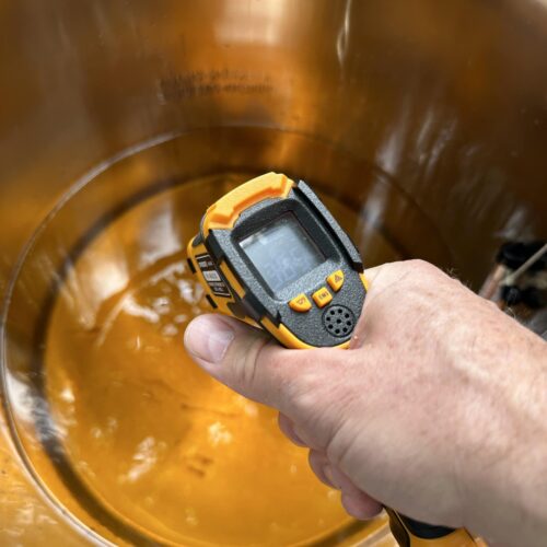 prendre la température de l'huile pour frire une dinde avec uh thermomètre au laser