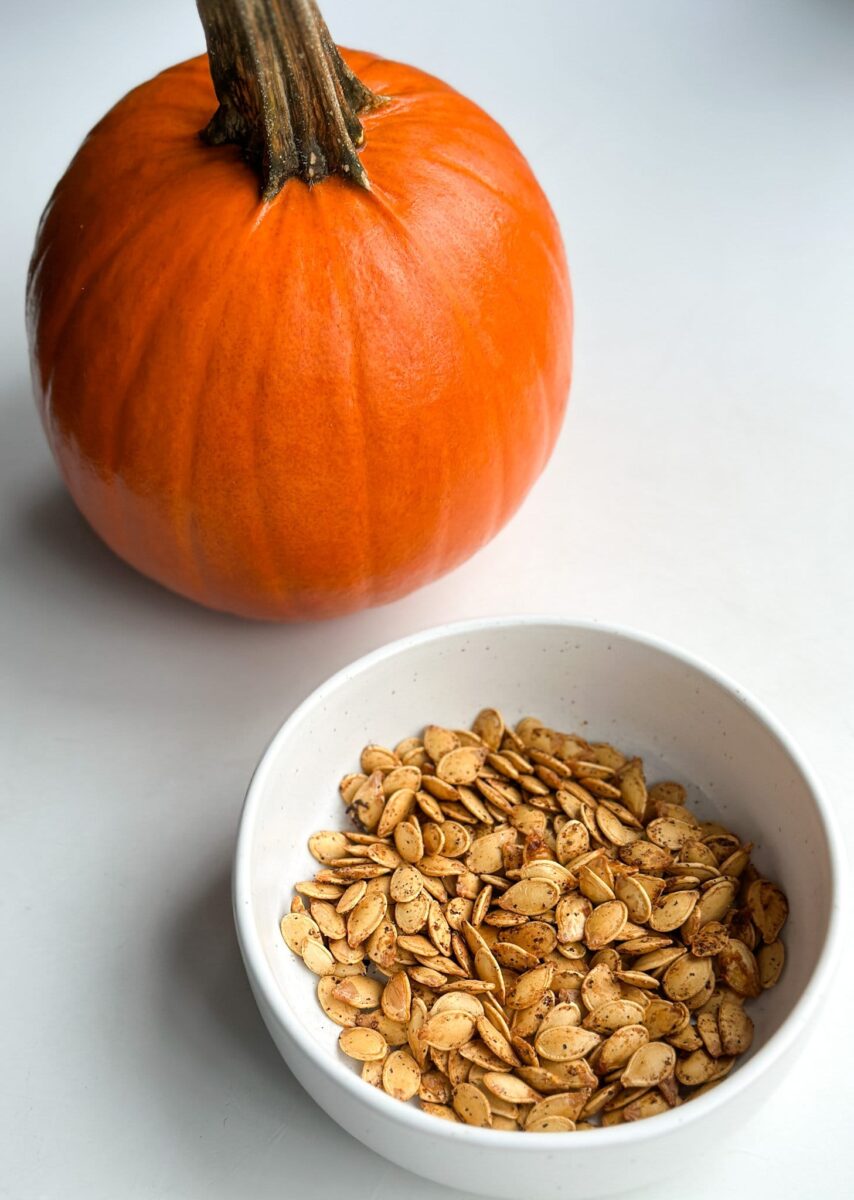 graines de citrouille grillées à l' air fryer avec citrouille