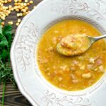soupe aux pois et jambon crémeuse dans un bol avec cuillère