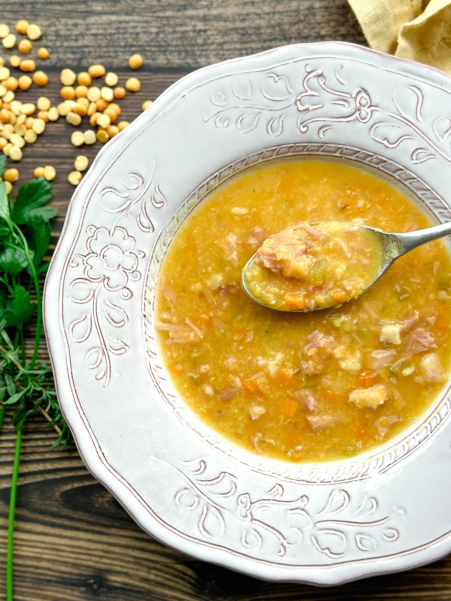 soupe aux pois et jambon crémeuse dans un bol avec cuillère