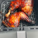cuisse de poulet grillé air fryer dans le panier de la friteuse à air