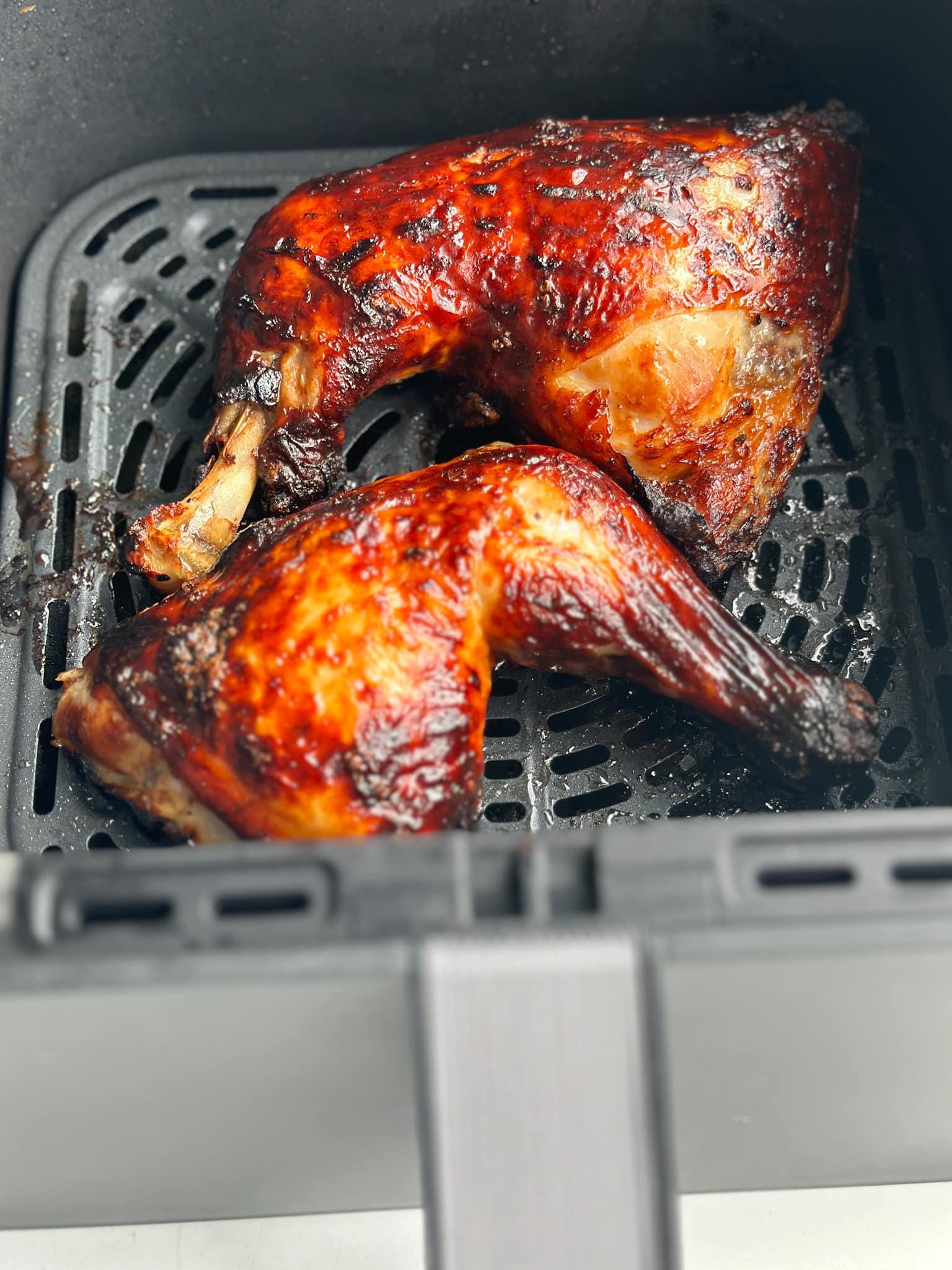 cuisse de poulet grillé air fryer dans le panier de la friteuse à air