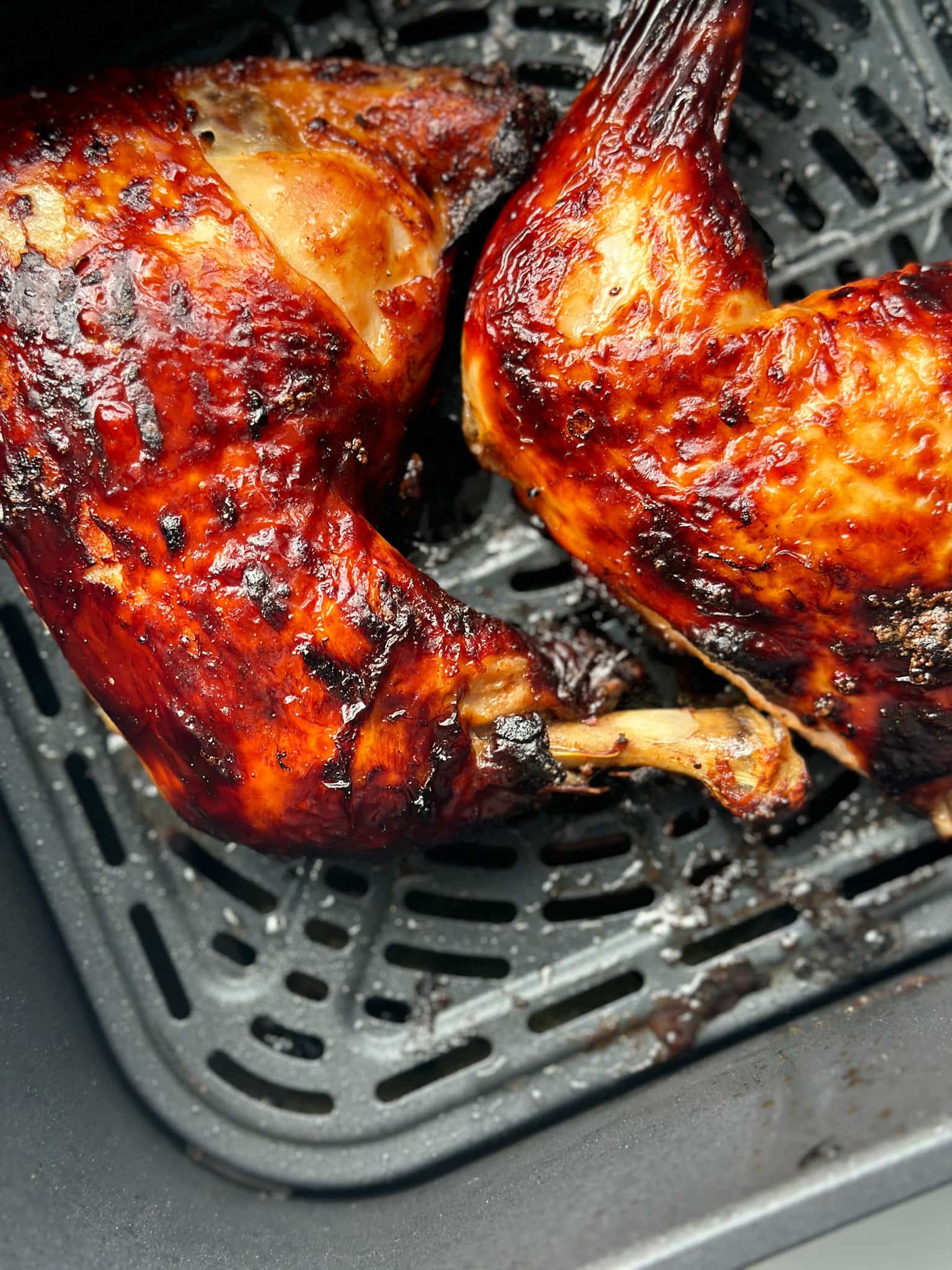 cuisse poulet grillé caramélisé dans panier air fryer