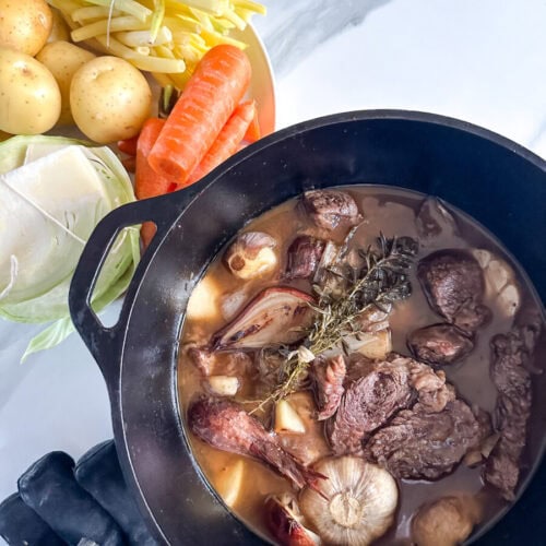 bouilli de boeuf avec ail et échalote et oignons et légumes à ajouter: carottes, pommes de terre, haricots