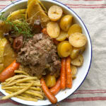 bouilli de légumes à la palette de boeuf avec haricots jaunes, carottes, pommes de terre et chou