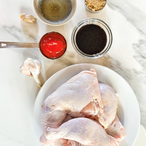 ingrédients pour recette poulet bbq huli huli air fryer: cuisses de poulet, ketchup. sauce tamari, ail, gingembre, cassonade