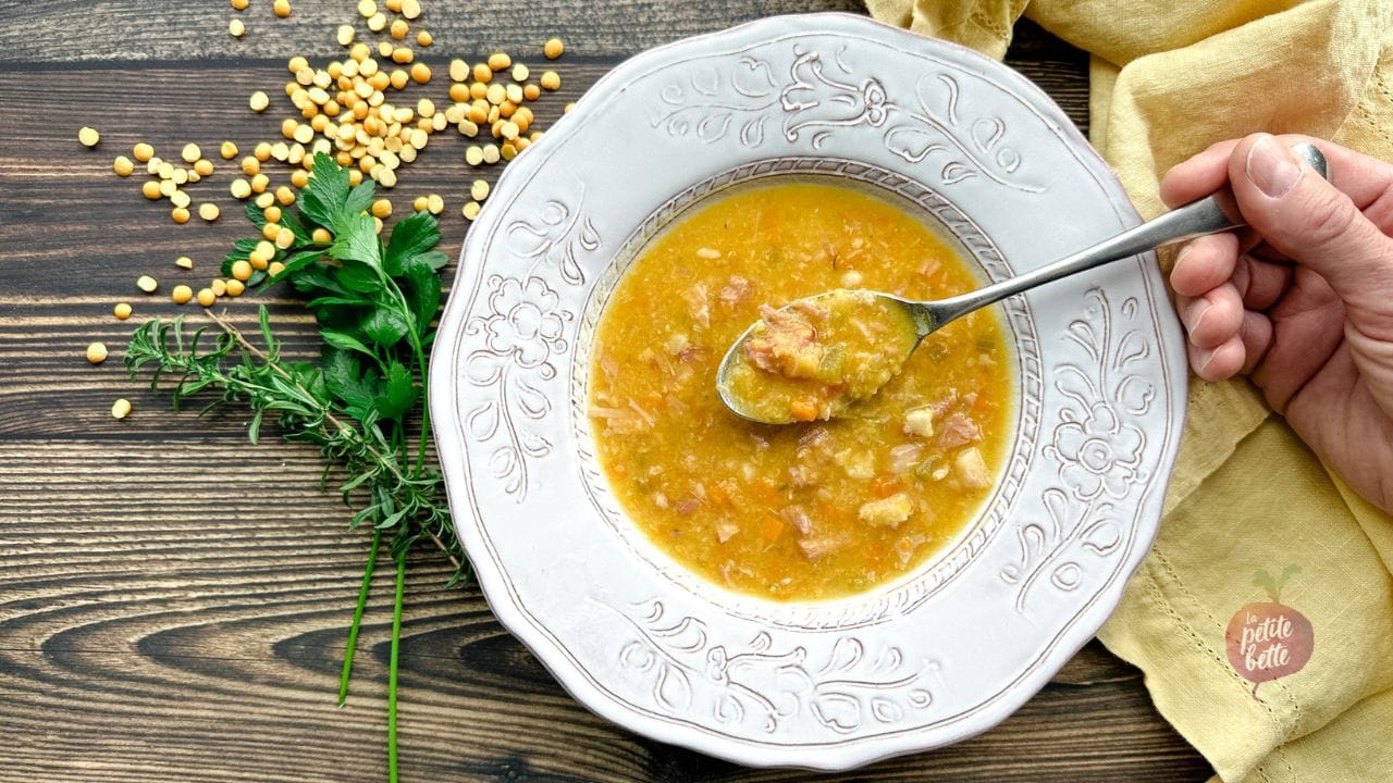 soupe aux pois et jambon traditionnelle québécoise canadienne dans un bol avec cuillère
