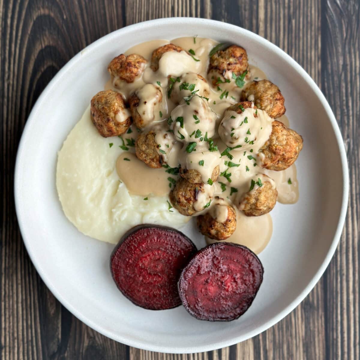 Boulettes suedoises air fryer avec sauce boulette et betterave grillée