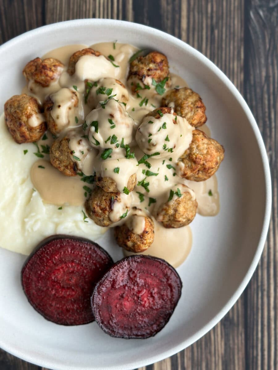 boulettes suedoises air fryer avec sauce et tranches de betterave grillée